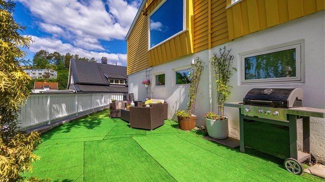 Hyggelig uteplass med kunstgress