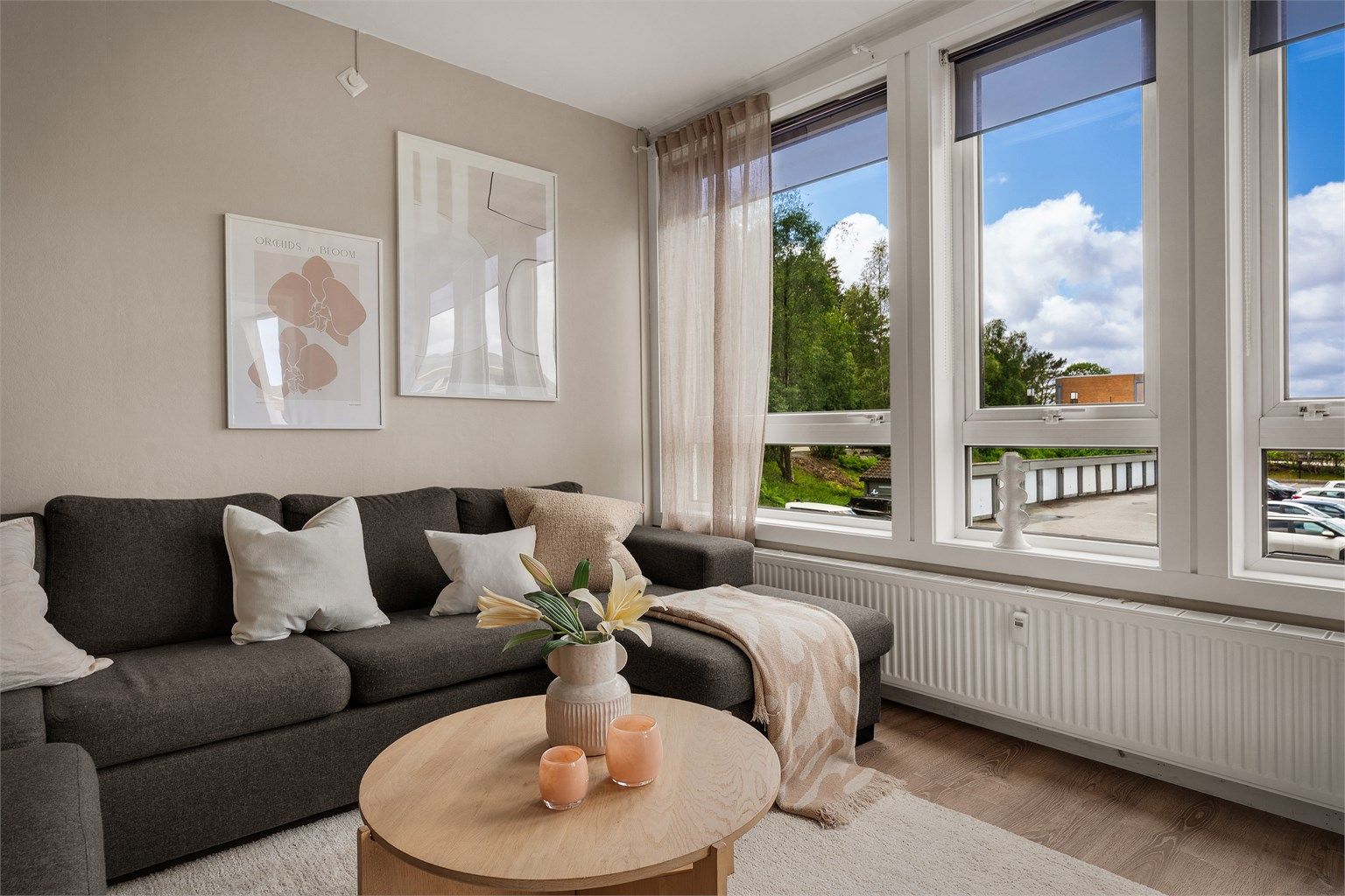 Oppvarming via radiatorer tilknyttet felles varmesentral.