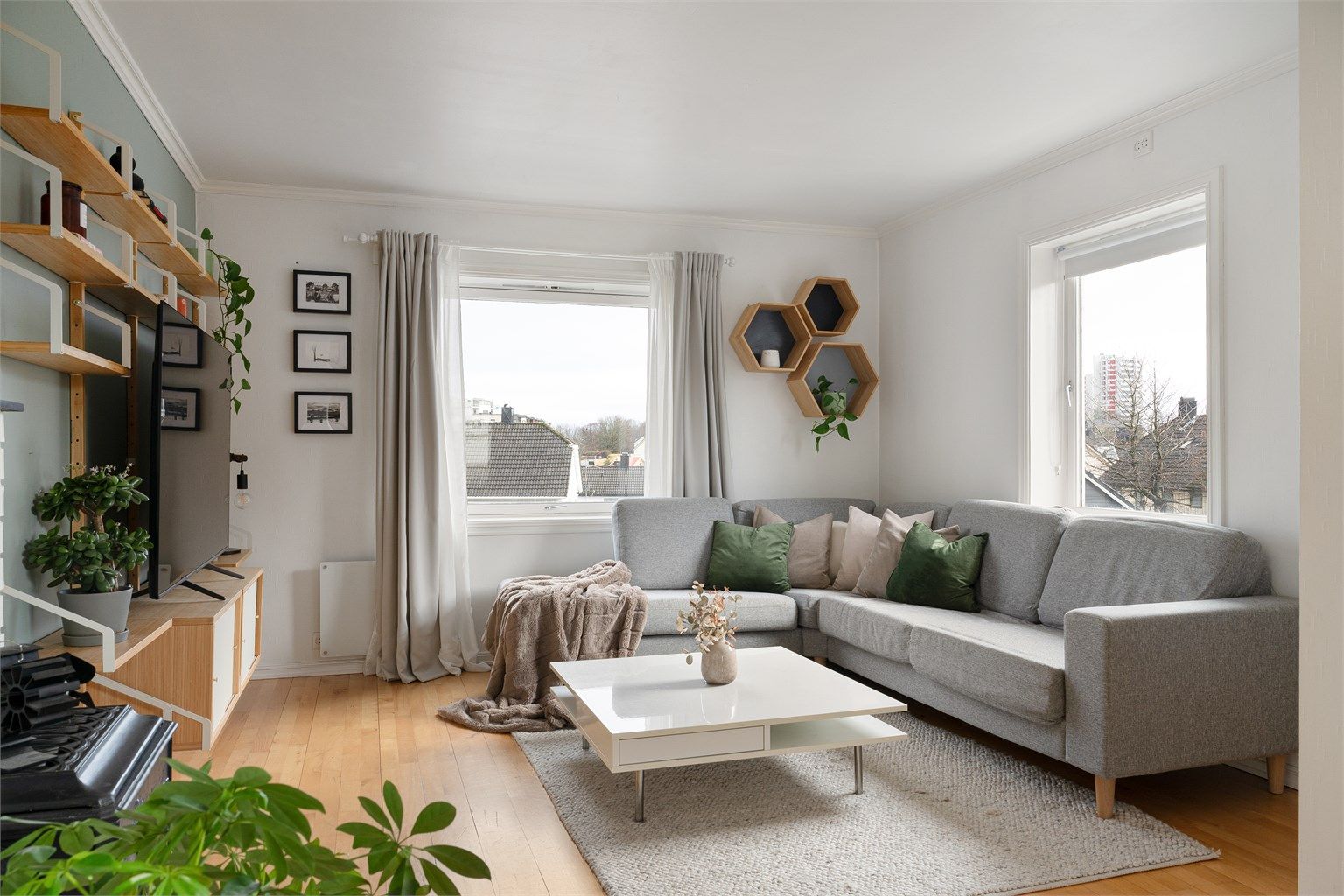 Romslig og lys stue. 