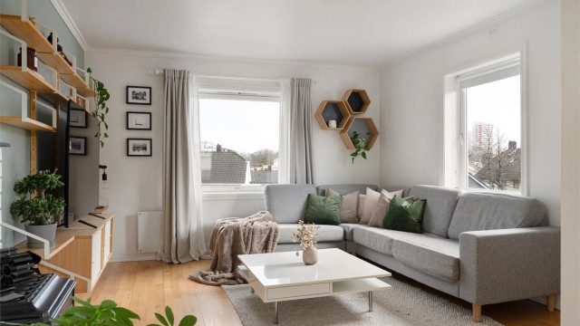 Romslig og lys stue.