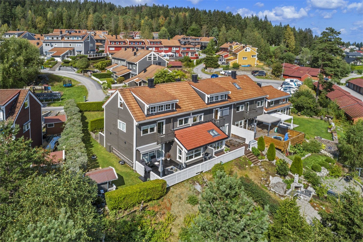 Velkommen til Tusseveien 8! Enderekkehus med meget barnevennlig beliggenhet. Solrikt og nydelig utsikt! 