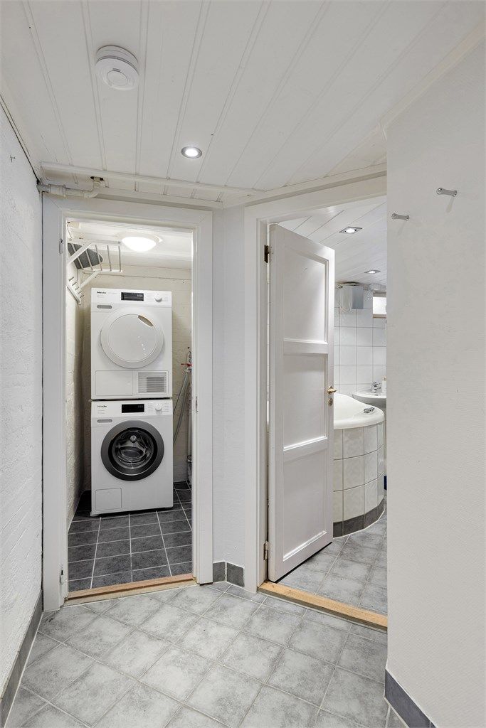 Vegg i vegg med badet ligger et vaskerom