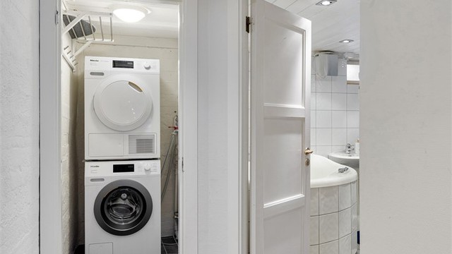 Vegg i vegg med badet ligger et vaskerom