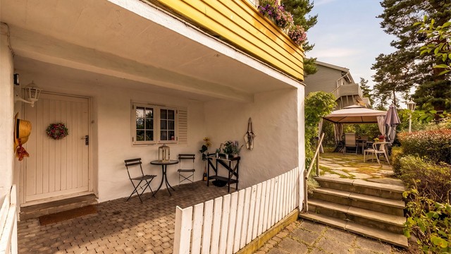 Det er separat inngang til kjelleretasjen fra steinsatt uteplass.