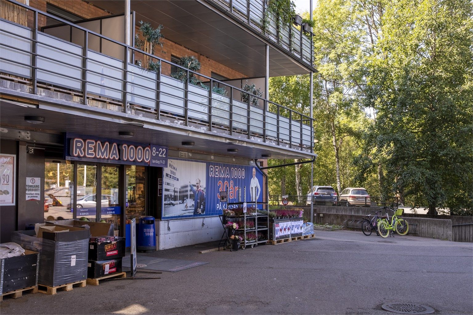 Daglivarer kan enkelt handles inn på Rema 1000 på Stilletorvet eller Meny på Frysjaparken
