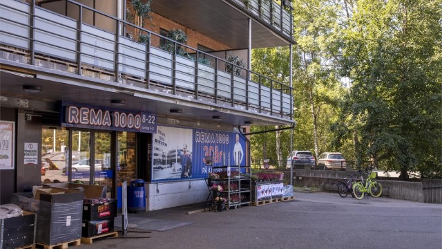 Daglivarer kan enkelt handles inn på Rema 1000 på Stilletorvet eller Meny på Frysjaparken