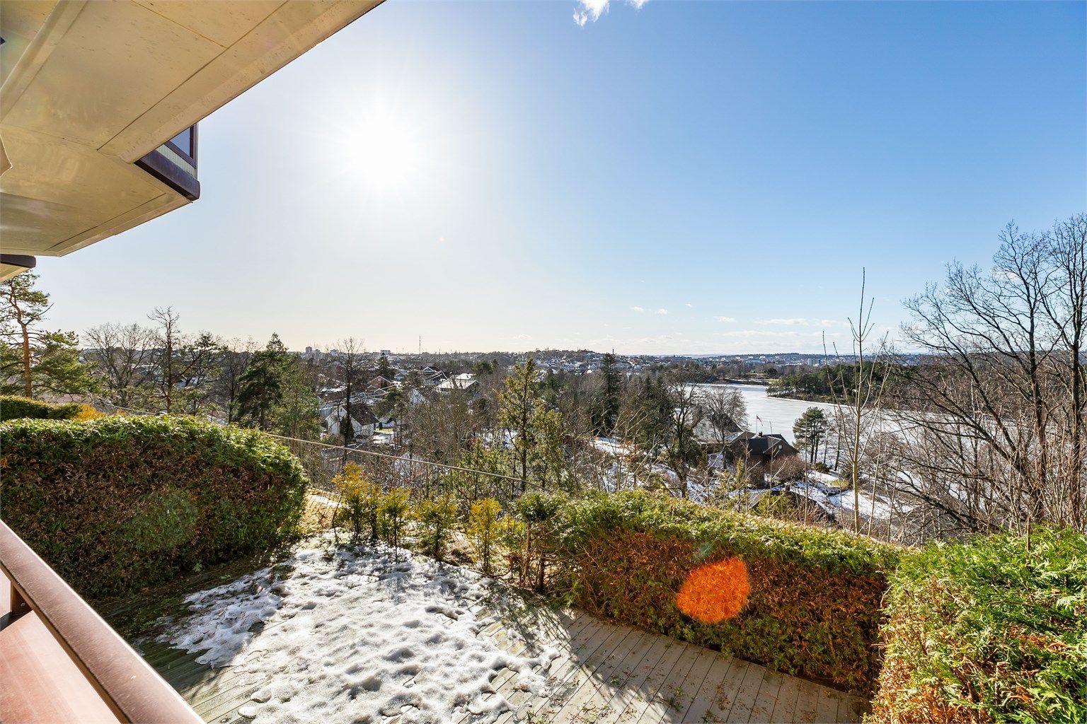 Leiligheten er høytliggende og helt usjenert i Slalåmbakken, med flott utsikt over Vansjø mot sentrumsområdet. Krogsveen. Fotograf; Børge Oppegård.