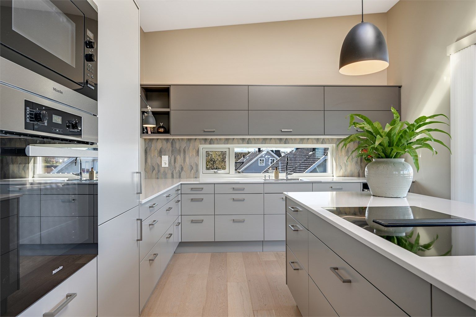 Kjøkkenet er velutstyrt med blant annet stekeovn fra Miele og induksjonstopp.
