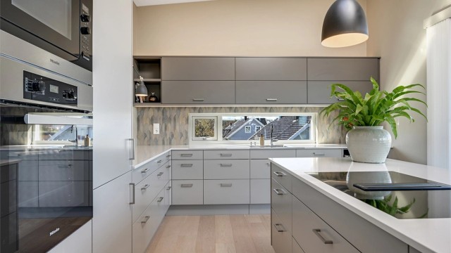 Kjøkkenet er velutstyrt med blant annet stekeovn fra Miele og induksjonstopp.