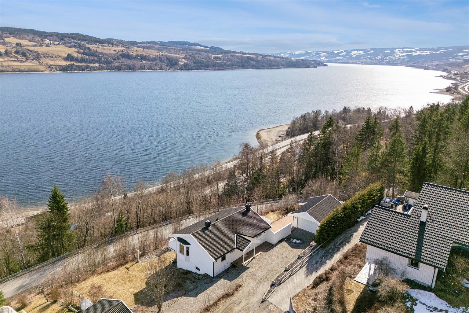 Boligen er beliggende i et veletablert boligområde på Vingnes, om lag tre kilometer fra Lillehammer sentrum, der du har det aller meste av servicetilbud og fasiliteter.