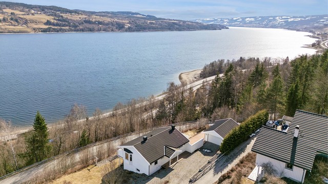 Boligen er beliggende i et veletablert boligområde på Vingnes, om lag tre kilometer fra Lillehammer sentrum, der du har det aller meste av servicetilbud og fasiliteter.