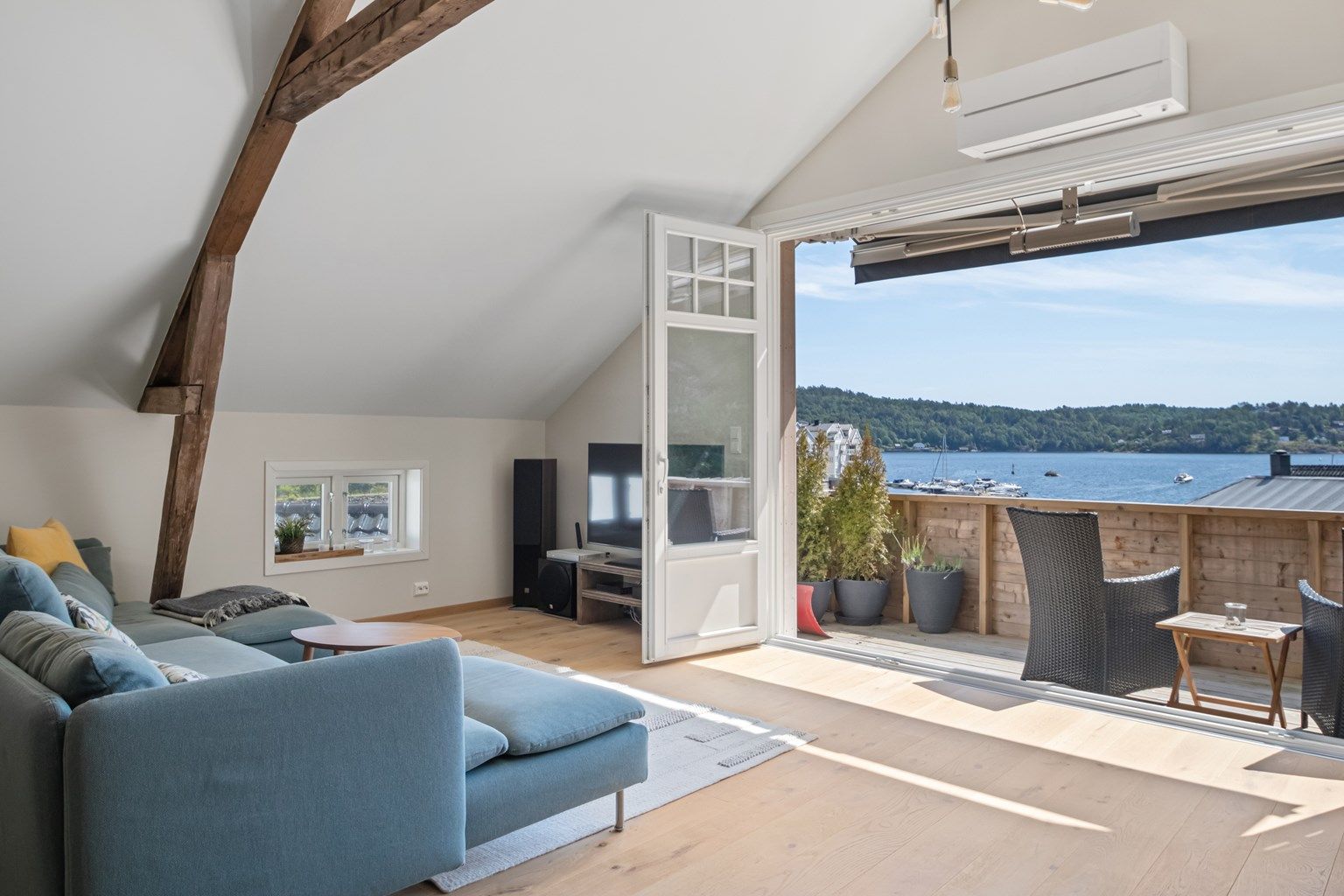 Foldedørene kan åpnes fult ut og gir en helt unik utsikt