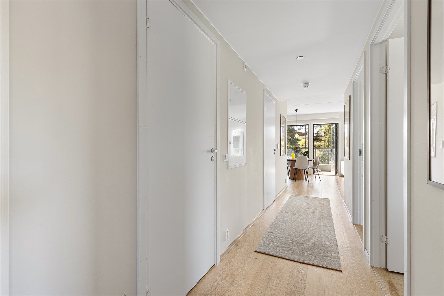 Velkommen inn i en romslig entré, som gir et godt førsteinntrykk, og er holdt i lyse farger.