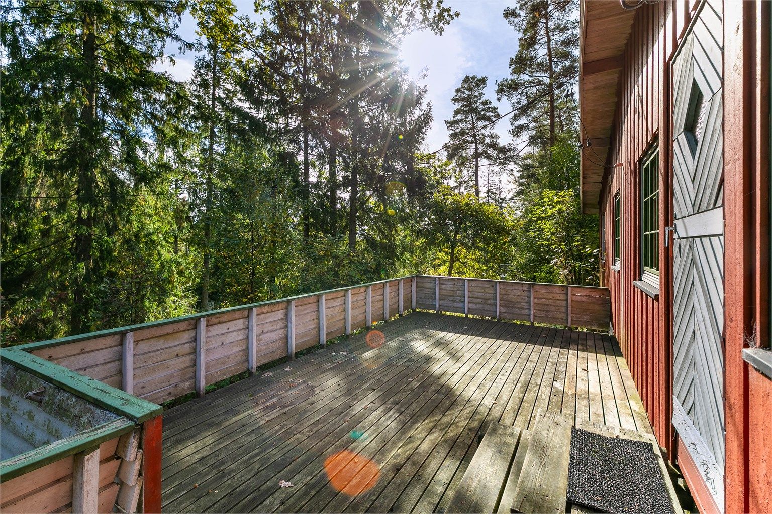 Terrassen er orientert i østlig retning. Her er det sommerstid sol fra morgen til midt på ettermiddagene.