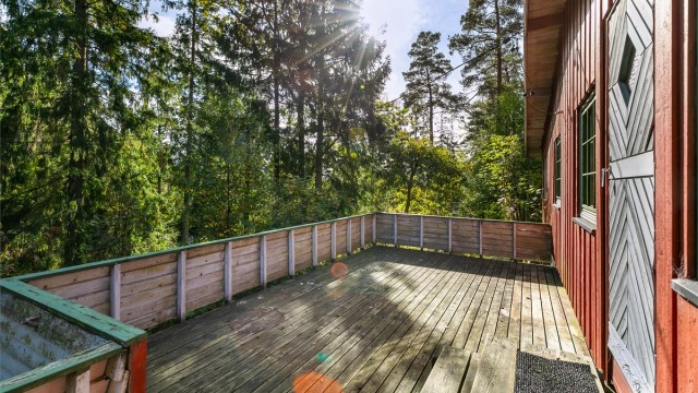Terrassen er orientert i østlig retning. Her er det sommerstid sol fra morgen til midt på ettermiddagene.