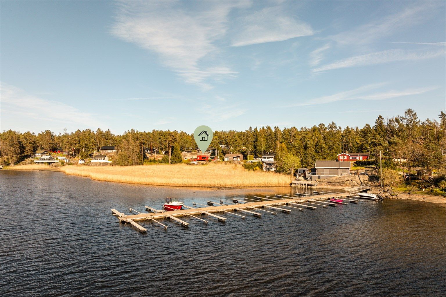 Fritidseiendommen ligger i første rekke mot Ødegårdskilen og disponerer båtplass i flytebryggen forut. 
Fotograf; Kristoffer Kristiansen.