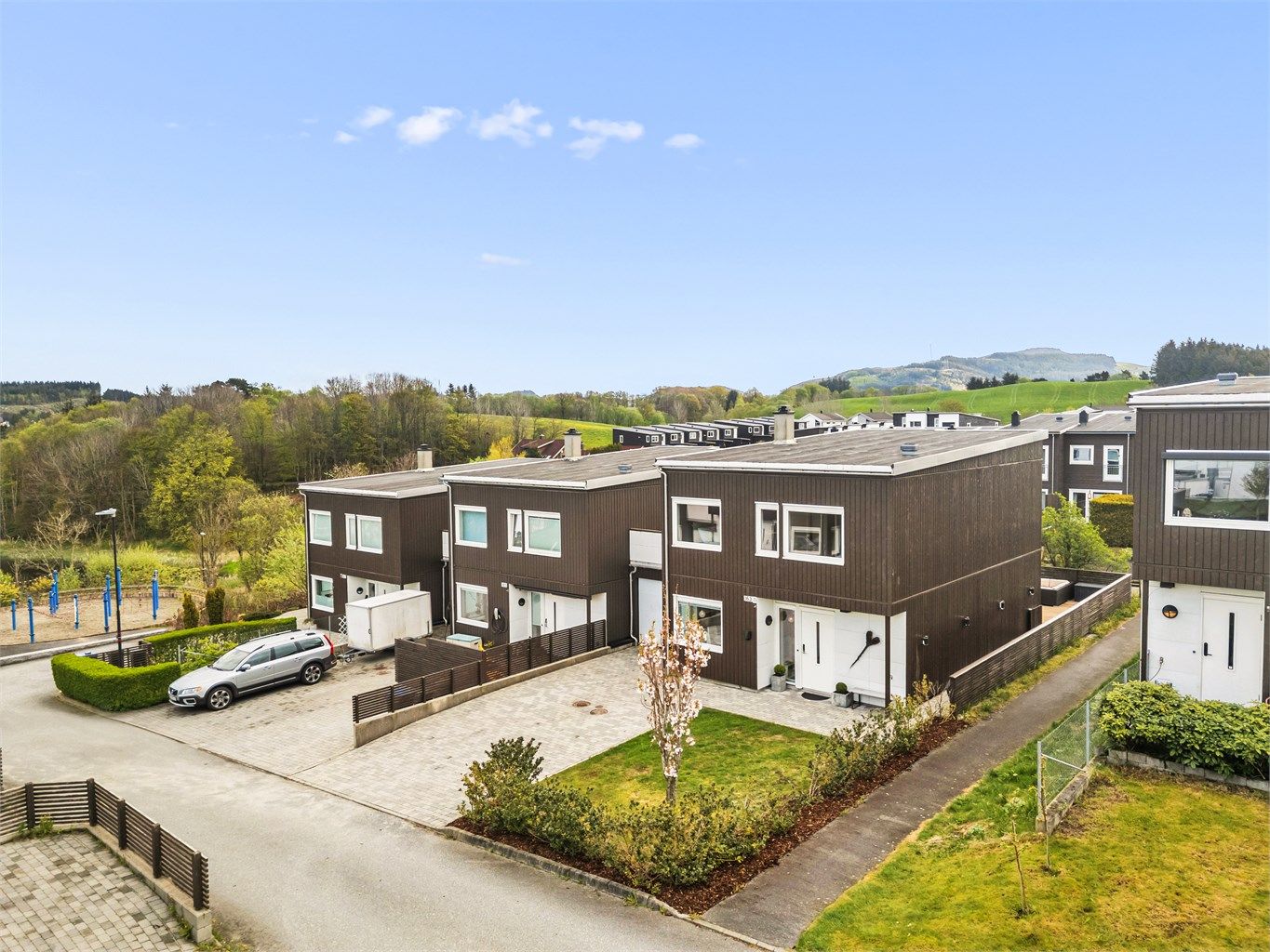 Krogsveen Sandnes ved Tom Christer Hovde, inviterer deg herved til visning på denne attraktive eneboligen i Kvernbakken 163.  Rolig plassering i blindvei og solrike uteareal er bare litt av hva denne eiendommen tilbyr.