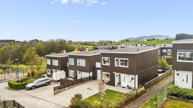 Krogsveen Sandnes ved Tom Christer Hovde, inviterer deg herved til visning på denne attraktive eneboligen i Kvernbakken 163. Rolig plassering i blindvei og solrike uteareal er bare litt av hva denne eiendommen tilbyr.
