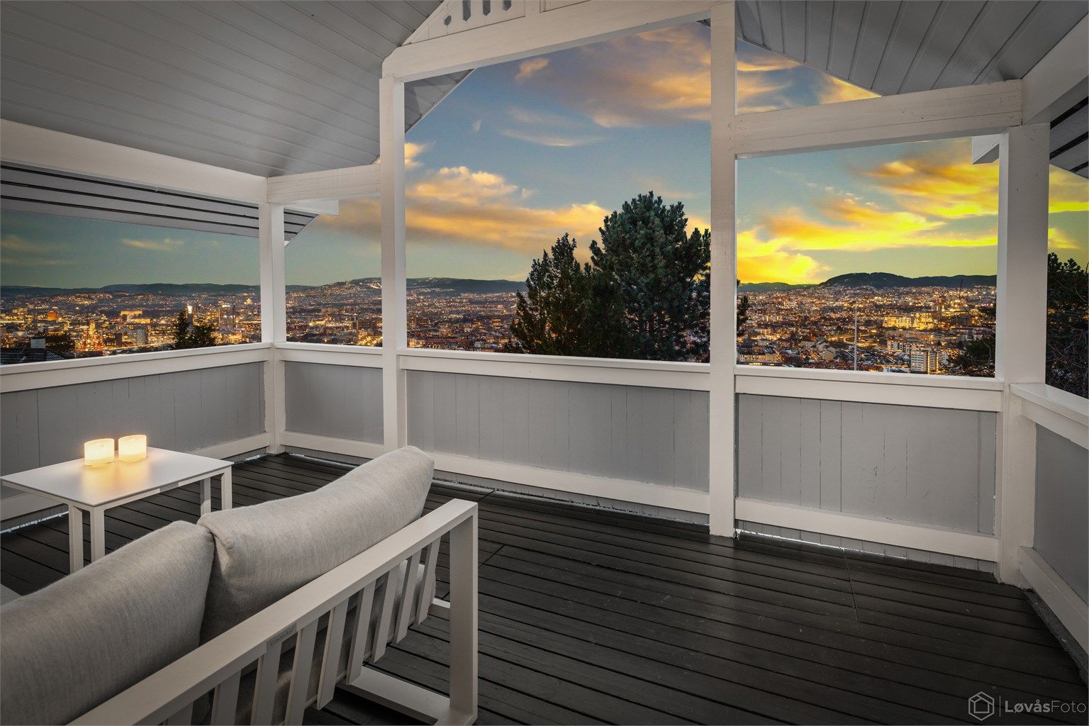 Altan i 2. etasje med flott utsikt over byen