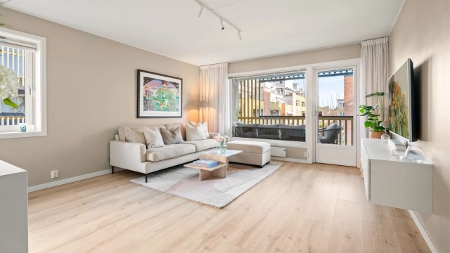 Gjennomgående laminatgulv og malte overflater gir et helhetlig og moderne inntrykk.