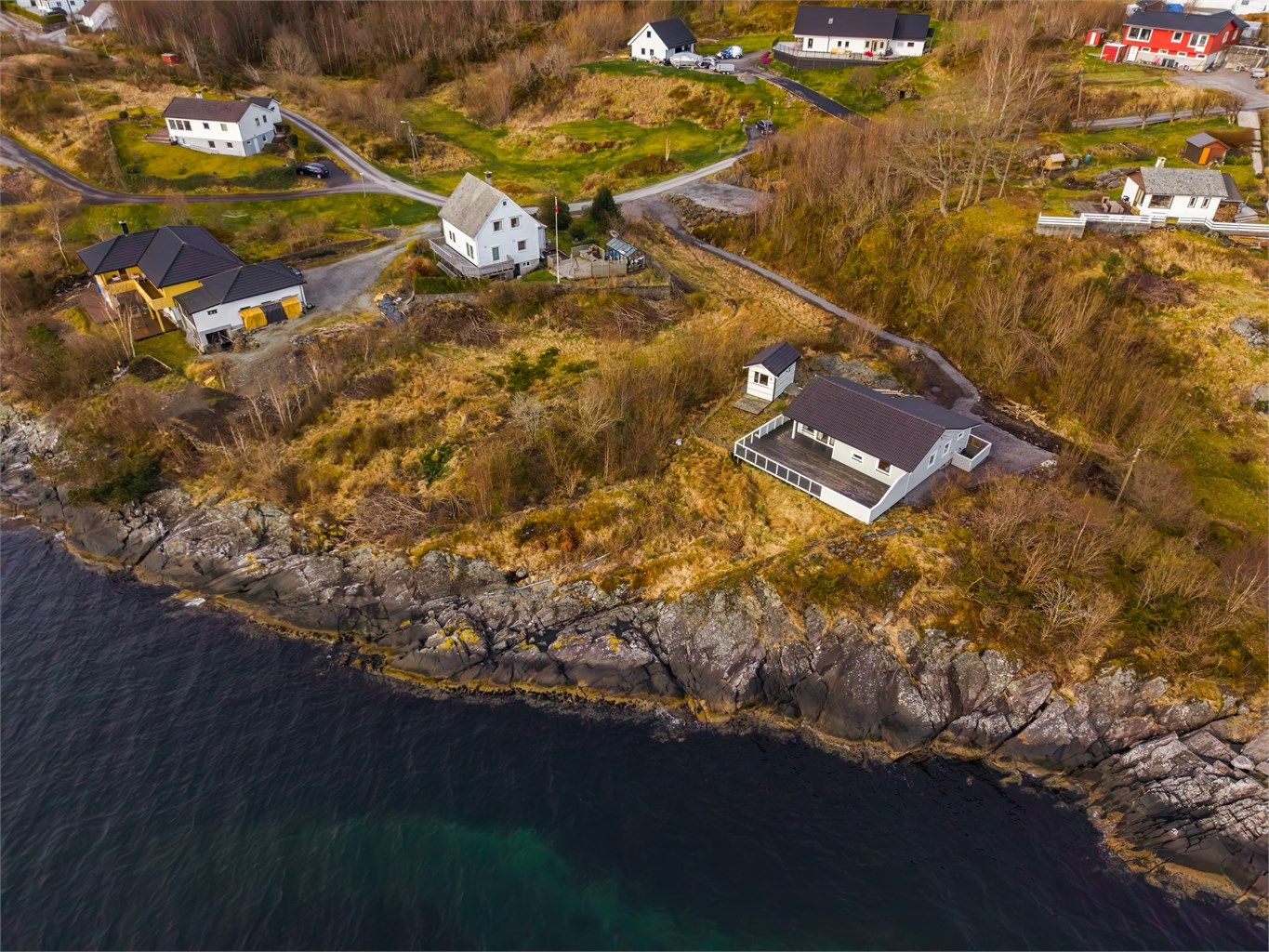 Velkommen til Nedre Børnes ! En attraktiv råtomt med en unik beliggenhet ved sjøen i et etablert og rolig boligområde. Foto: Fotograf Silje Holte / @frksuper 
