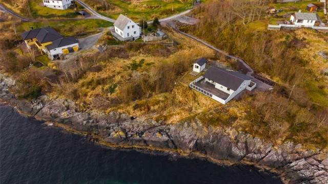 Velkommen til Nedre Børnes ! En attraktiv råtomt med en unik beliggenhet ved sjøen i et etablert og rolig boligområde. Foto: Fotograf Silje Holte / @frksuper