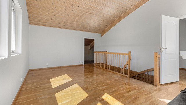 I øverste etasje finner du stue, soverom, garderoberom og baderom