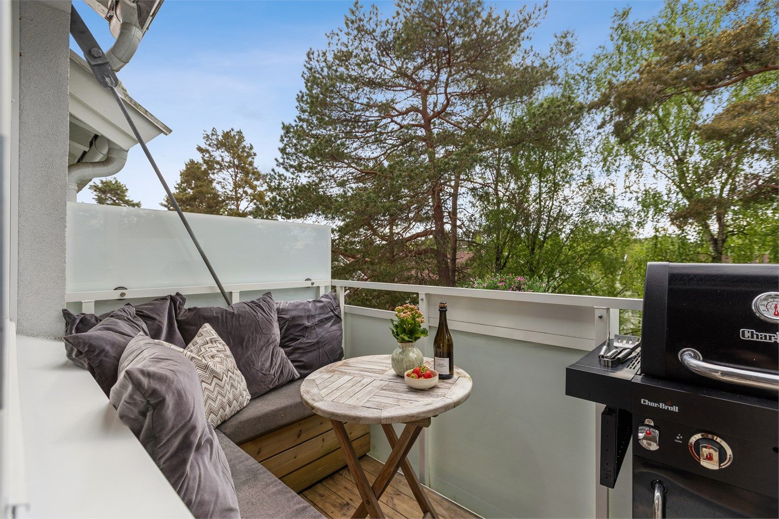 Fra stuen er det utgang til en vestvendt balkong med gode solforhold og plass til en hyggelig sittegruppe.
Foto: EFKT