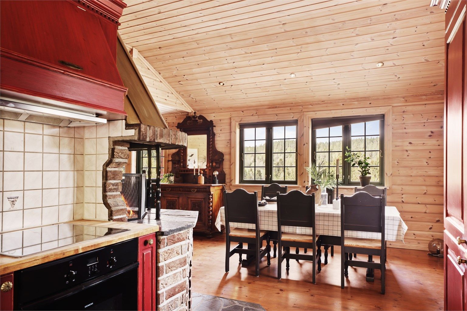 Store vinduer slipper inn godt med naturlig lys! 