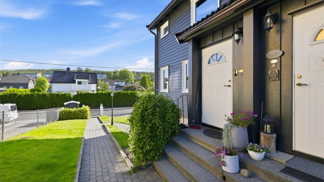 Pent opparbeidet inngangsparti som ønsker deg velkommen.
