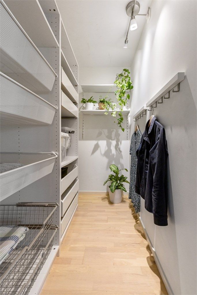 Praktisk intern bod med fleksibelt hyllesystem. Leiligheten disponerer også en bod på loftet.