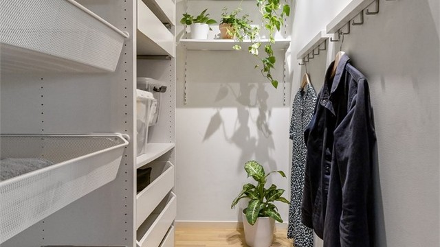 Praktisk intern bod med fleksibelt hyllesystem. Leiligheten disponerer også en bod på loftet.