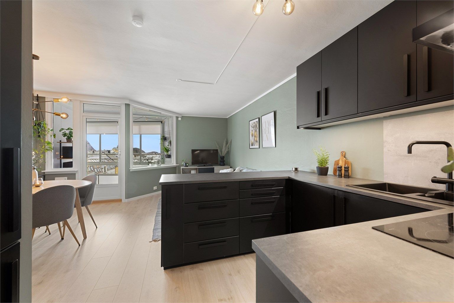 Lekkert og moderne kjøkken fra 2019. Godt med skap og benkeplass. 