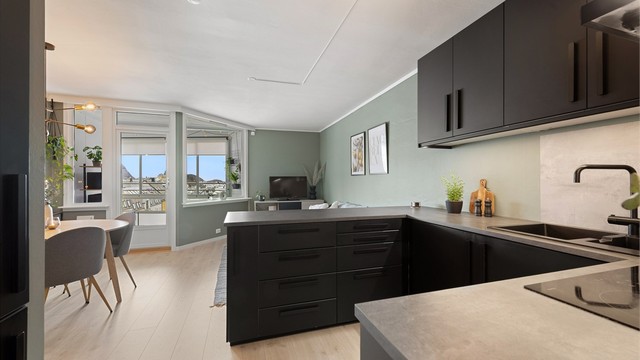 Lekkert og moderne kjøkken fra 2019. Godt med skap og benkeplass.