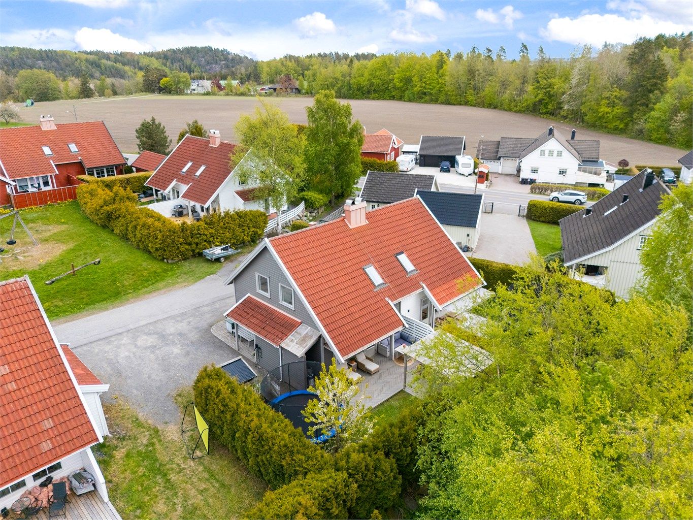 Eiendommen ligger skjermet til i enden av en stikkvei. Nabolaget består hovedsakelig av eneboliger og rekkehus.