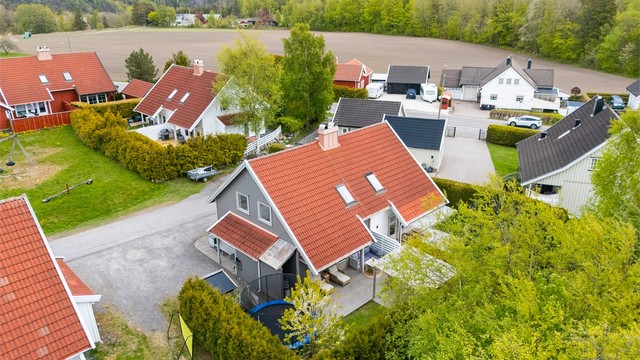 Eiendommen ligger skjermet til i enden av en stikkvei. Nabolaget består hovedsakelig av eneboliger og rekkehus.