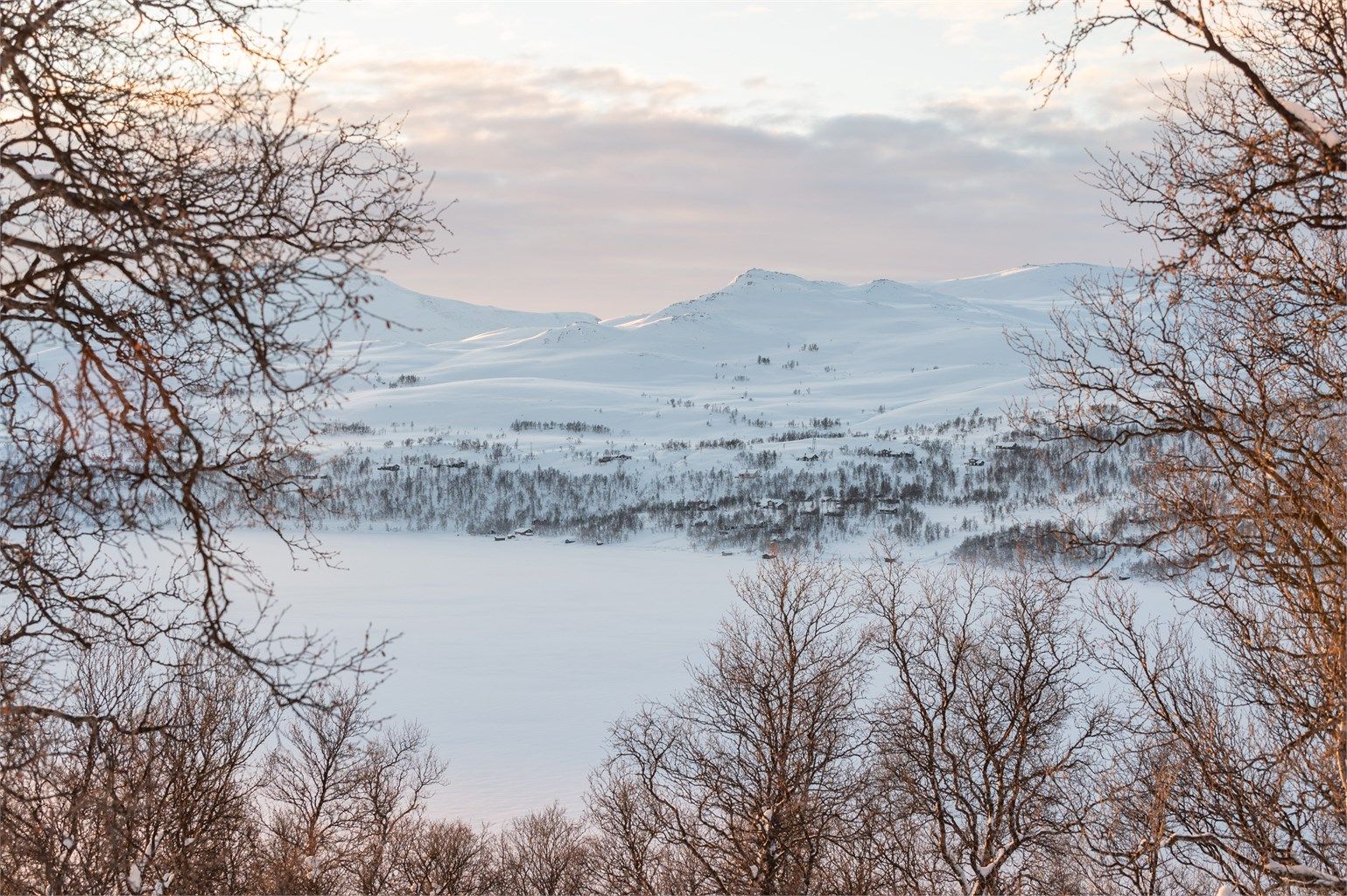 Det medfølger et naust ved Skarvatnet, og en god trebåt fra 60-tallet.