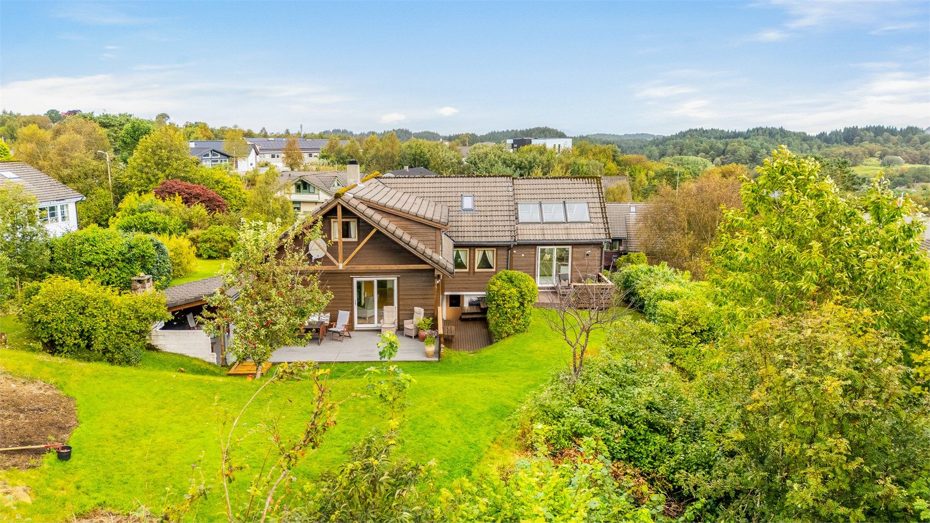 Tomten er på hele 1,7 mål så her er det rikelig med boltreplass for både store og små. 