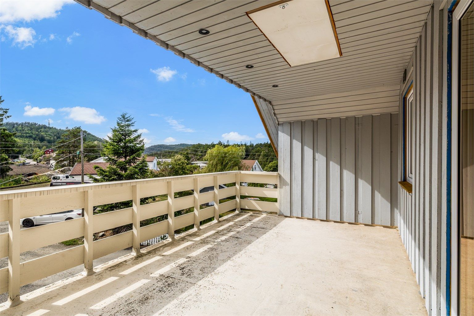 Overbygget veranda med lagringsloft.