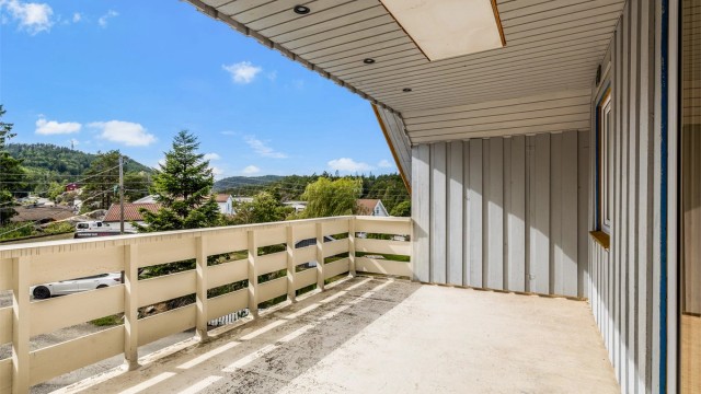 Overbygget veranda med lagringsloft.