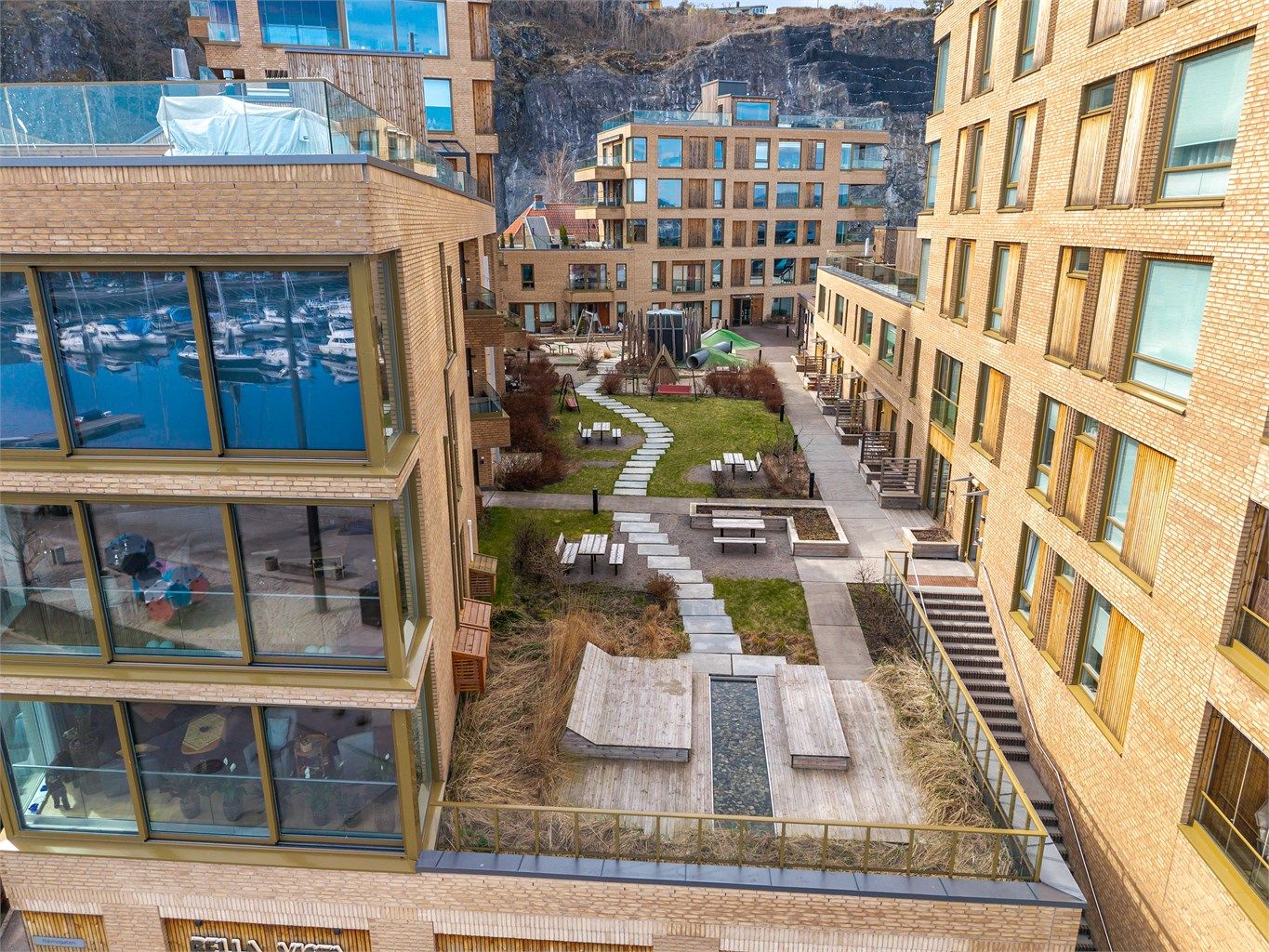 Sameiet har et pent opparbeidet atrium med lekeplass og sittegrupper til felles benyttelse.