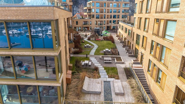 Sameiet har et pent opparbeidet atrium med lekeplass og sittegrupper til felles benyttelse.