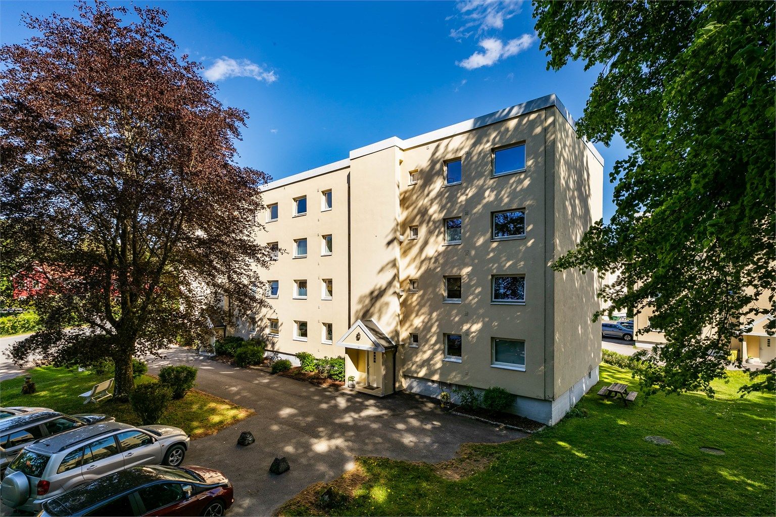 Borettslaget har felles parkeringsplasser til bruk for beboerne, men ingen faste plasser. Enkelte plasser har ladestasjoner.
