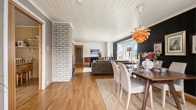 Stuen er romslig og har plass til både sofagruppe og en stor spisestue.