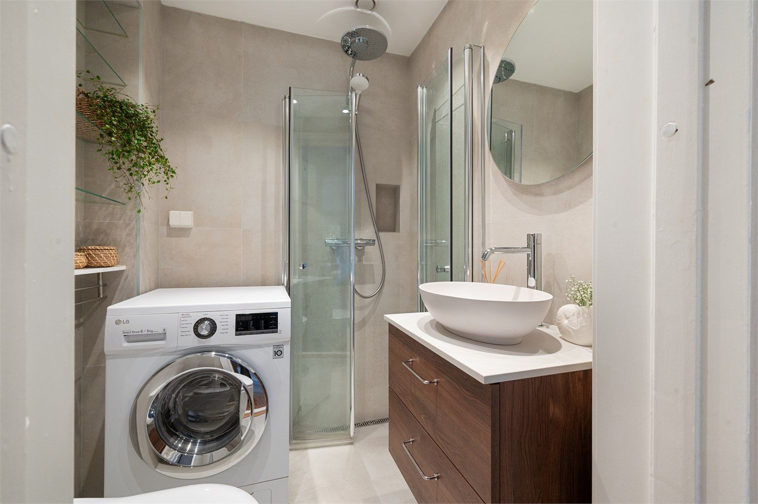 Praktiske, innebygde glasshyller gir smart oppbevaringsplass og et rent, helhetlig uttrykk.