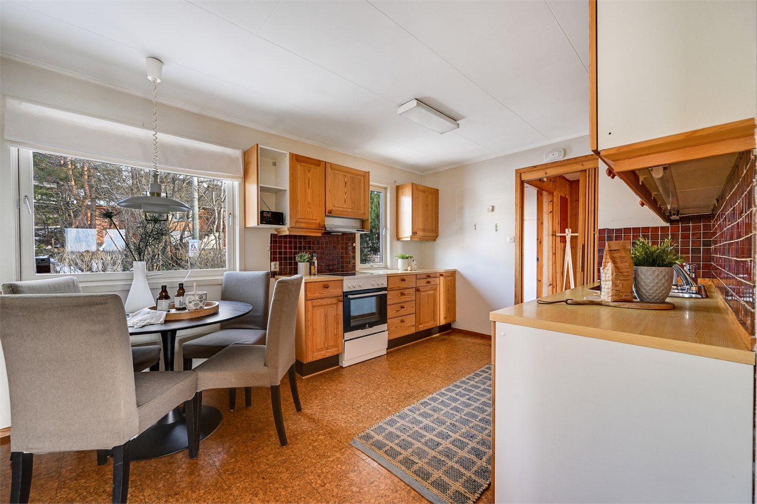 Lyst og praktisk kjøkken med god plass til både matlaging og hyggelige måltider.