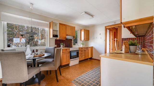 Lyst og praktisk kjøkken med god plass til både matlaging og hyggelige måltider.