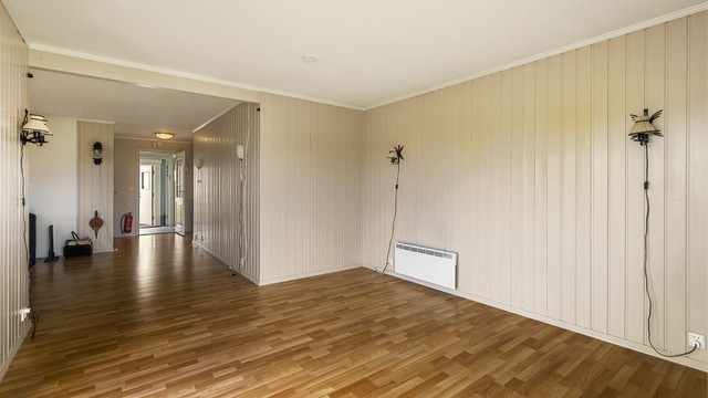 Romslig stue med fleksible møbleringsmuligheter.
