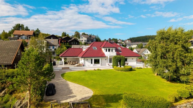 Velkommen til Skåtaberget 24, presentert av Eiendomsmegler/Partner Marit Stuen Aursnes