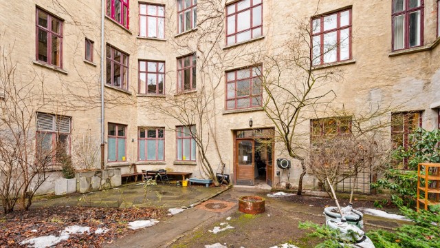 En hyggelig og tilbaketrukket bakgård med plass for sykkelparkering.